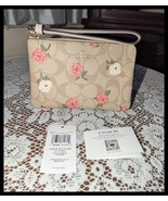 NWT Corner Zip Coach Wristlet in Signature Canvas with Floral Print - $1,056.28 MXN