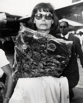 Greta Garbo 8x10 Photo candid in sunglasses at airport 1976 - £6.28 GBP