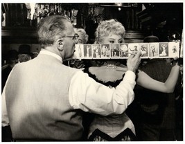 *Heller In Pink Tights (1960) Director George Cukor &amp; Sophia Loren ON-SET Candid - £75.76 GBP