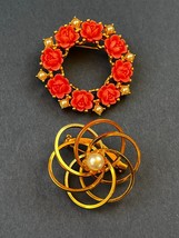 Vintage Lot of Carved Coral Plastic Rose &amp; Tiny Faux White Pearl Goldtone Wreath - $18.49