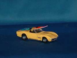 S SS5730 1969 Yellow Chevrolet Corvette Convertible With Surf Board 1:32 Scale - £10.27 GBP