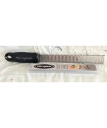 Microplane Classic Zester Grater Parmesan Coconut Lemon Black w/ Sheath - $180.30 MXN