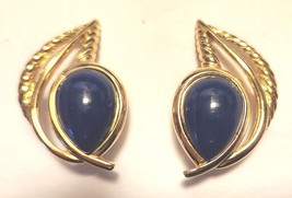 TRIFARI Clip Earrings Navy Blue Thermoset Cabochon Gold Tone Setting 1980s - $29.95
