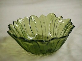 Vintage Lily Pons Avocado Green by Indiana Glass 7&quot; Round Bowl Sculpted Leaves - £15.78 GBP