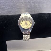 SHARP SHP-2040 Quartz Watch Ladies 100ft Water Resistance Day Date Works... - $4.98