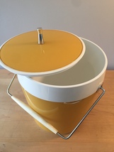 Vintage 70s ice bucket by West Bend (atomic gold/white thermal) image 3