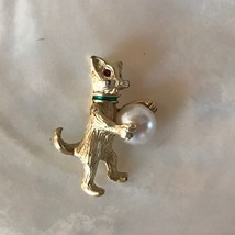 Vintage Small Goldtone Kitty Cat Holding Faux Pearl Ball Lapel or Hat Pin – 1 an - £6.73 GBP