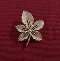 Vtg Sarah Coventry Gold Tone Leaf Brooch J174 - $7.69