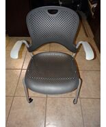 Herman Miller Caper Stacking Chair with Arms and Casters – Gray – Excell... - $2,182.94 MXN