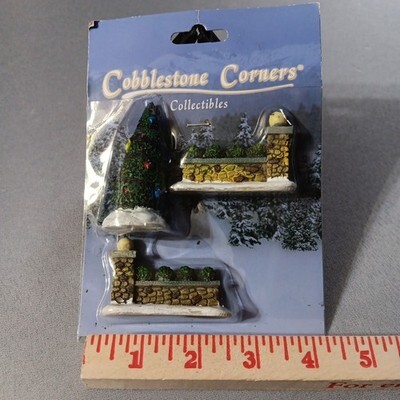 Cobblestone Corners Christmas Village Miniature Accessories Tree, Lamp Posts,   Item image 3