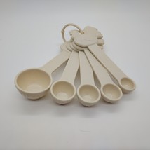 Vintage Rooster Accented Fluted Bowl Hard Plastic Set of 5 Measuring Spoons - £13.99 GBP