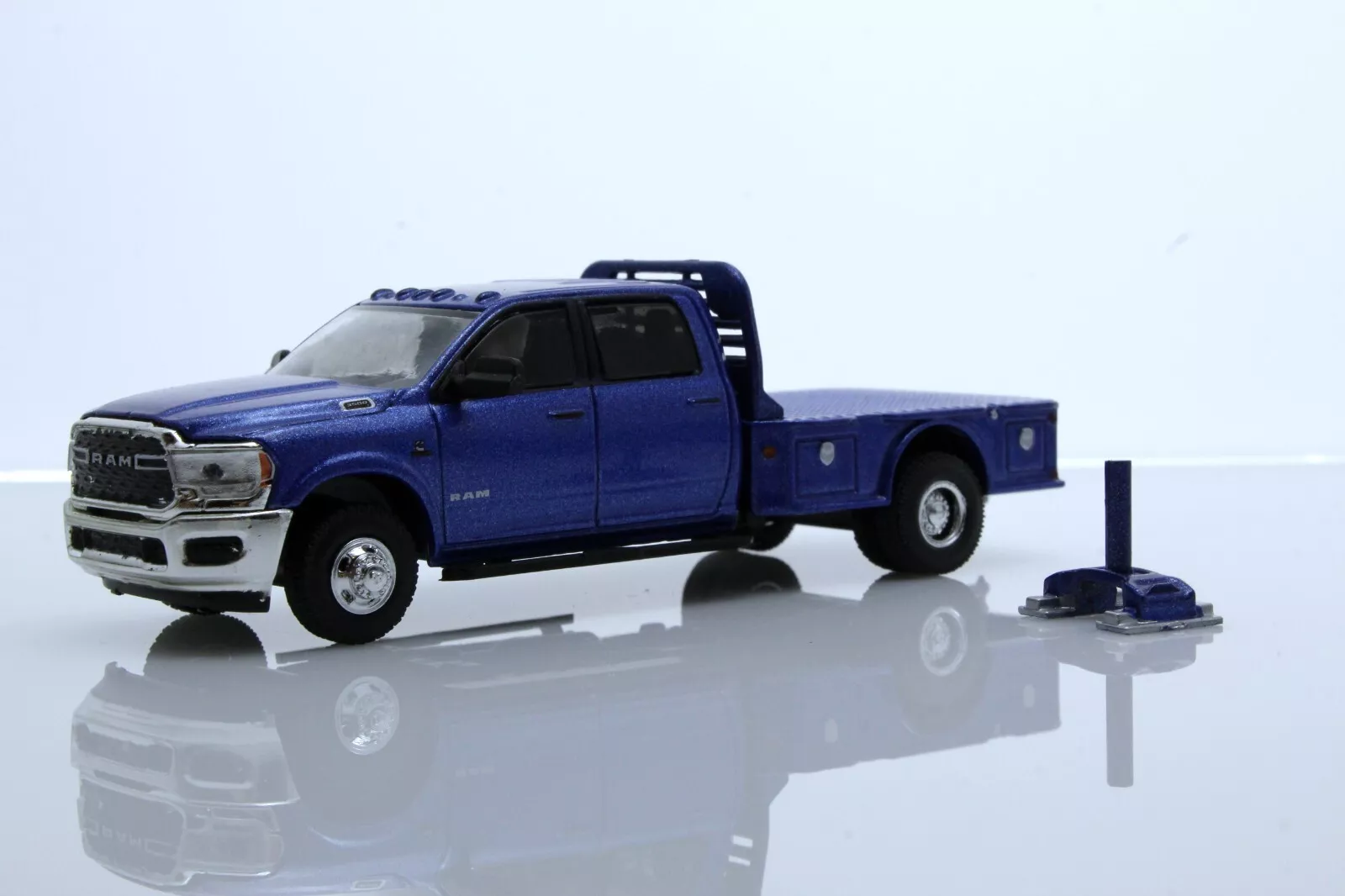 New Diecast Dodge Ram 3500 Flatbed Dually Pickup Truck W/ Gooseneck Hitch 1:64 D - £33.93 GBP