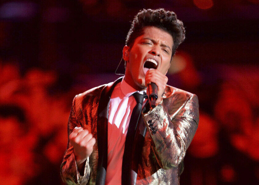 Bruno Mars classic in concert pose in full swing performance 5x7 press p... - $5.75