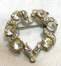 Vintage Silver Toned Wreath Pin Brooch Clear Rhinestones 15-v - $460.95 MXN
