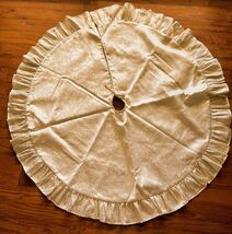 Christmas Tree Skirt 44&quot; Cream &amp; Gold Floral Brocade Metalic Thread Ruff... - $367.55 MXN