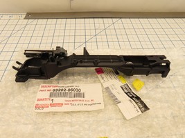 Toyota 69202-06030 Door Handle Sub Frame Base Mount Front Left LH - $1,305.72 MXN