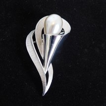 Crown Trifari Faux Pearl Brushed Silver Tone Single Stem Calla Lily Pin Brooch - £38.26 GBP