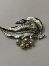 Vintage Sarah Coventry Silver Tone Leaves and Faux Pearl Brooch Pin - £7.22 GBP