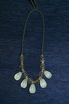 VINTAGE GLASS NECKLACE - £13.37 GBP