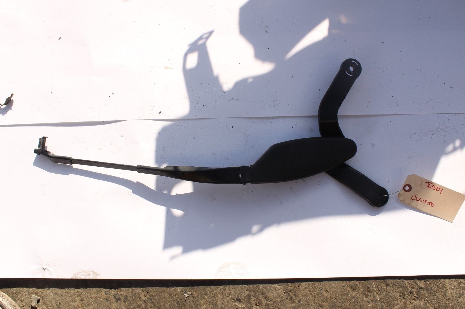2006-2009 MERCEDES CLS550 W219 RIGHT FRONT WINDOW WIPER ARM  R2501 - $38.69