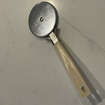 EKCO Pizza Cutter USA Off White Handle ~ 8&quot; Long Slicer Vintage - £6.26 GBP