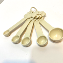 Vintage Paula Deen Chicken Plastic Nesting Measuring Spoons 5 Piece Set Tan - £8.62 GBP