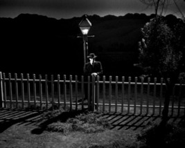 THE NIGHT OF THE HUNTER ROBERT MITCHUM BY LAMP POST PICKET FENCE 8X10 PHOTO - £7.64 GBP