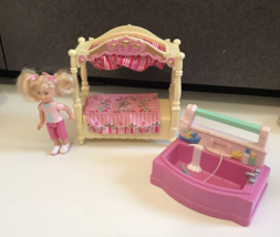 Fisher Price Loving Family Dollhouse Canopy Bed Girl Daughter Figure Bat... - £17.91 GBP