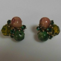 Vintage Signed Vogue Glass Bead &amp; Green Rhinestone Clip-on Earrings - $426.74 MXN