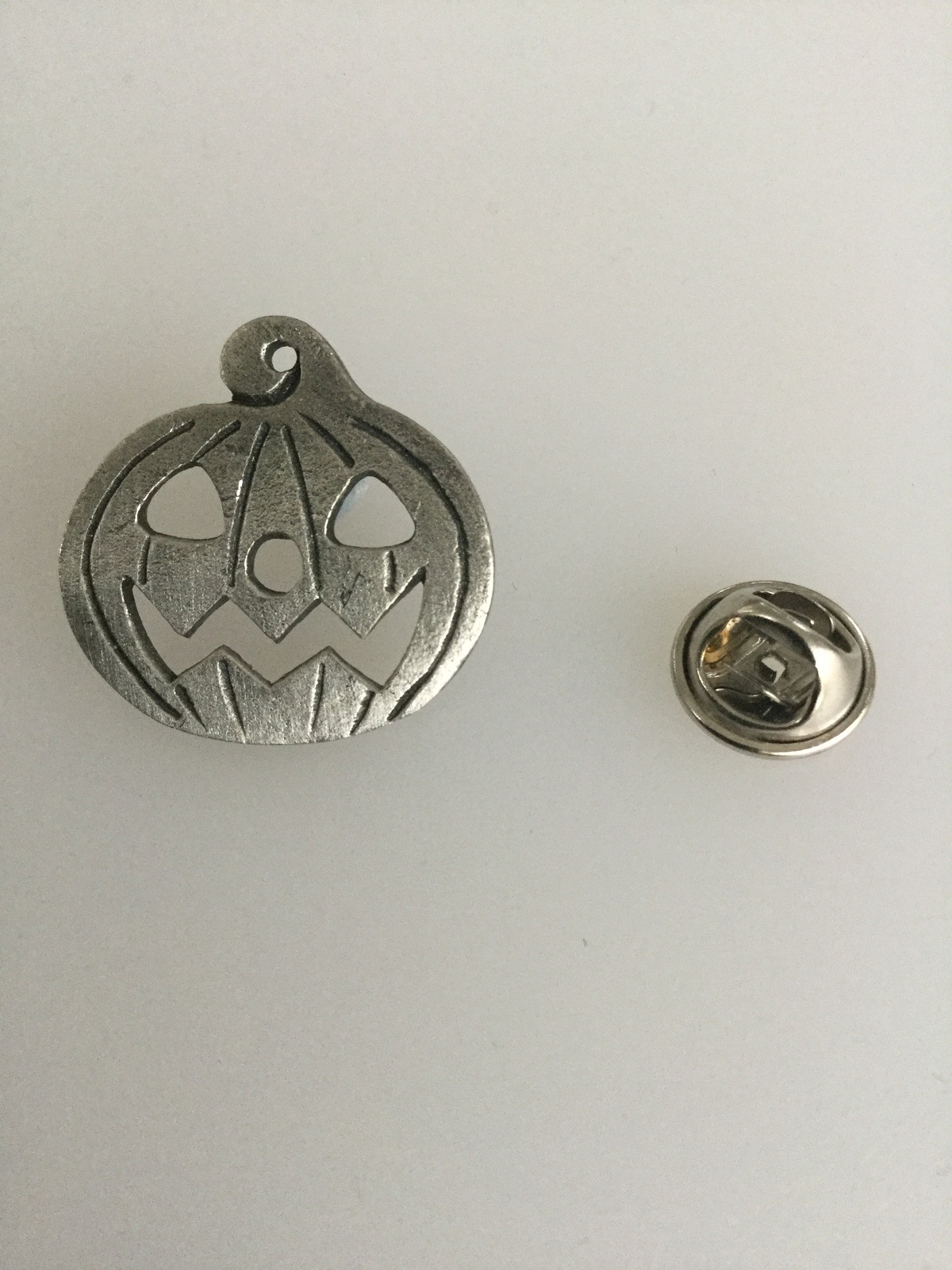 Hallowe&#39;en Pumpkin Pewter Lapel Pin Badge Handmade In UK - $7.50