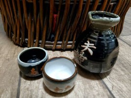 Japanese Sake Pitcher And Cups - $239.70 MXN