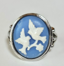 Vintage Signed Avon Cameo Ring  White Dove Birds Size 5 - $445.15 MXN