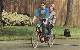 Nancy &amp; Ron Jr Equitazione Schwinn Tandem Bicicletta Per Due ~1981 Cartolina - £8.78 GBP