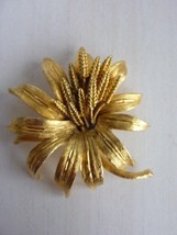 Vintage BSK Flower Brooch Jewelry Flower Gold Tone - £14.84 GBP