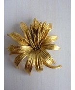 Vintage BSK Flower Brooch Jewelry Flower Gold Tone - $18.57