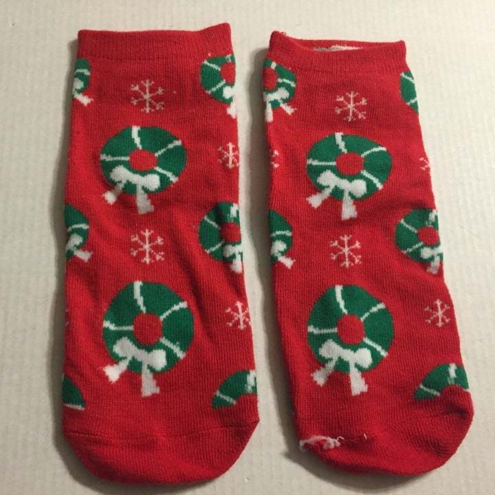 Women&#39;s Holiday Red Wreaths Low Cut No Show Socks Shoe Size 4-10 - $3.95