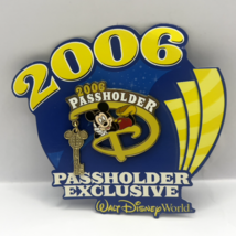 Walt Disney World 2006 Passholder Exclusive Pin Mickey Mouse &amp; Key Dangle - $9.89