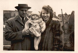 VINTAGE PHOTO 1940&#39;s B &amp; W 2 3/4&quot; x 2 1/2&quot; Mother &amp; Father w/ Swaddled BABY - $0.99