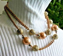 Fabulous Peach Faux Pearl &amp; Textured Gold-tone Chain Necklace 1980s vintage 38&quot; - £10.35 GBP