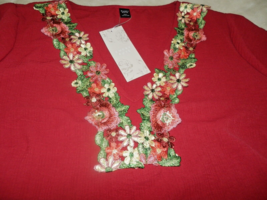 NEW Womens Emery Rose 3XL XXXL Red Floral Applique TOP S/S V Neck BLOUSE - $28.66