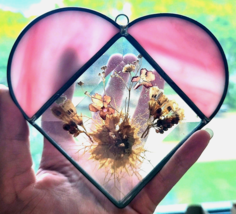 Vintage Heart Shape Suncatcher Dried Pressed Flowers Pink Stained Glass ... - €10,25 EUR