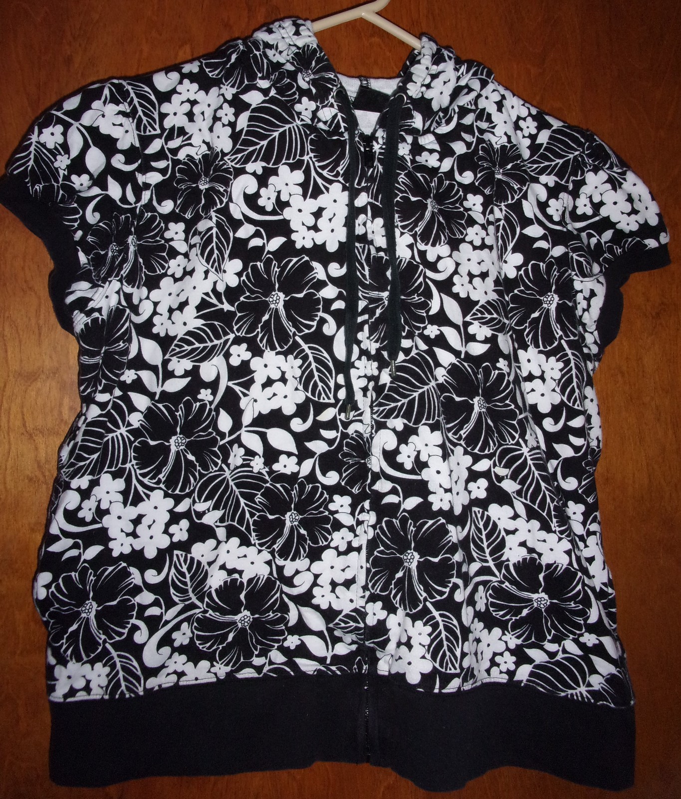 Wherever Sport by EHH Short Hooded Black &amp; White Jacket Size XL Gently Worn - $7.99