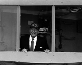 President Ronald Reagan tours the battleship USS New Jersey - New 8x10 Photo - £6.88 GBP