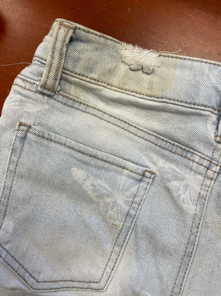 MSRP $39 Tinseltown Juniors' Floral-Print Frayed Denim Shorts Size 5 (STAINED) Item image 3