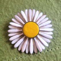 Vintage 60s/70s Enameled Daisy Flower 2&quot; Goldtone Brooch Pin - $18.80
