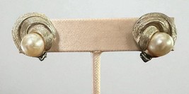 Swirl Silver Tone Faux Pearl Center Lisner Clip On Earrings Vintage 1950s - $186.65 MXN
