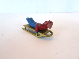 VTG DIECAST FIGURE MALE SLED RIDER LYING DOWN &amp; SLED O SCALE RED BLUE GO... - £4.35 GBP