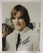 Ashton Kutcher Autographed Signed Glossy 8x10 Photo - £37.56 GBP