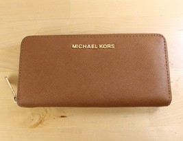 Michael Kors Jet Set Travel Zip Wallet Faux Leather Brown and Gold - $371.88 MXN