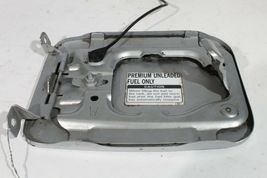 2002-2005 SUBARU IMPREZA WRX WAGON GAS LID FUEL DOOR W/ CAP K8790 image 4